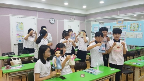 직업체험 - 직접 만든 인형옷과 인형을 들고있는 학생들